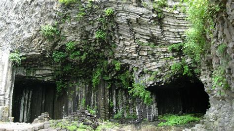 白虎洞|160万年前の歴史を刻む美しい柱状節理 